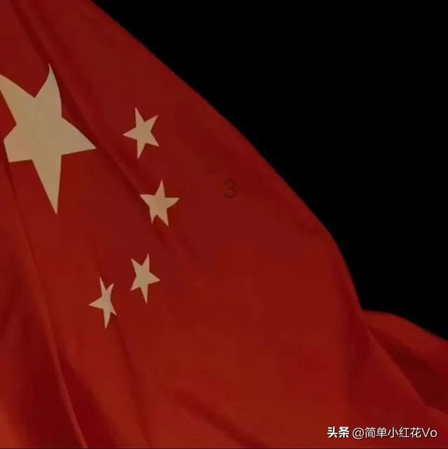 蓝色蓬松连衣裙搭配白色包包，这样的装扮非常的可爱，你喜欢吗？